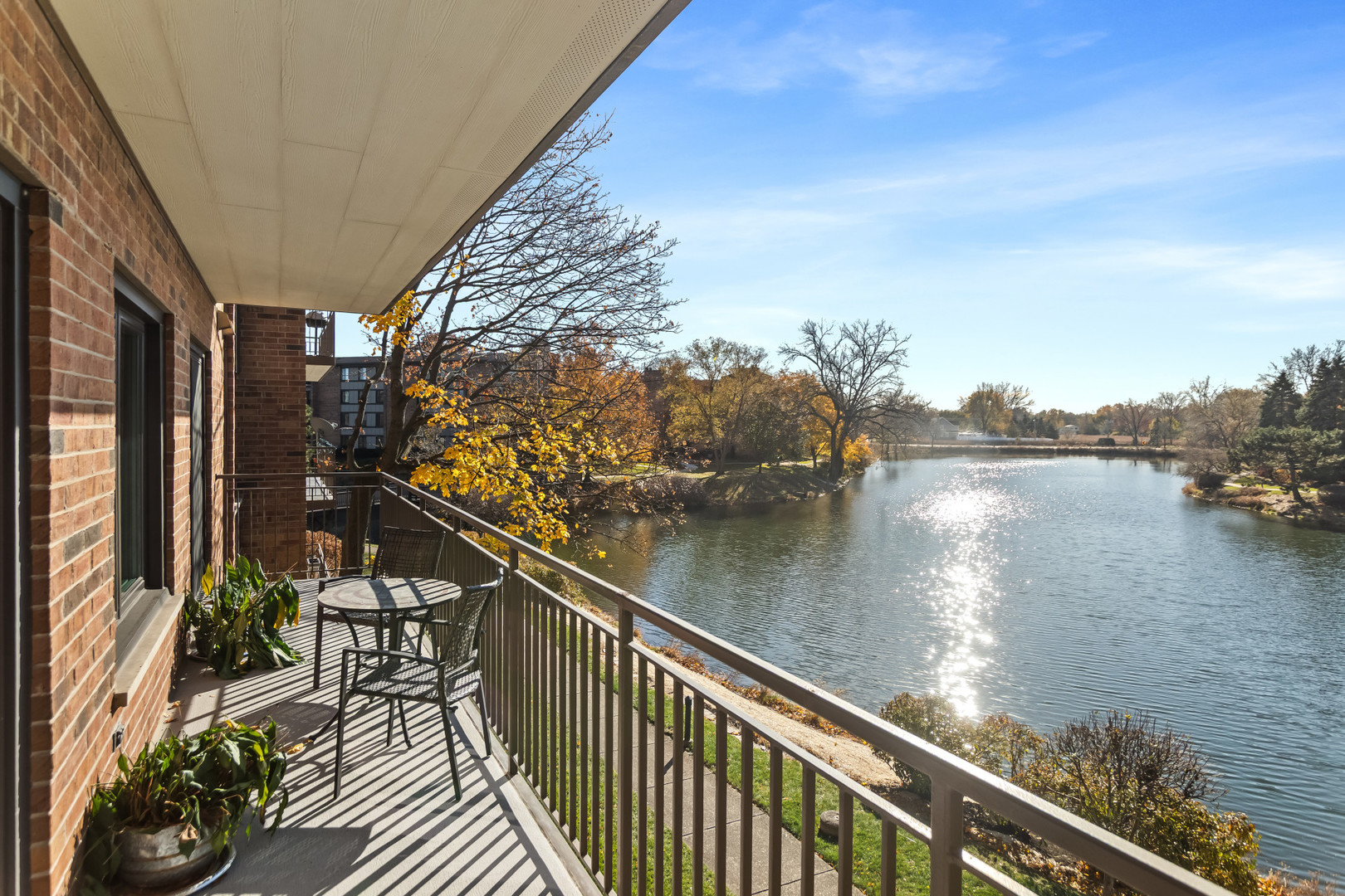 701 LAKE HINSDALE Drive #G-202, Willowbrook, IL 60527