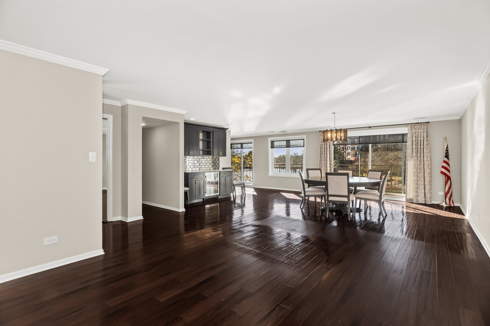 701 LAKE HINSDALE Drive #G-202, Willowbrook, IL 60527