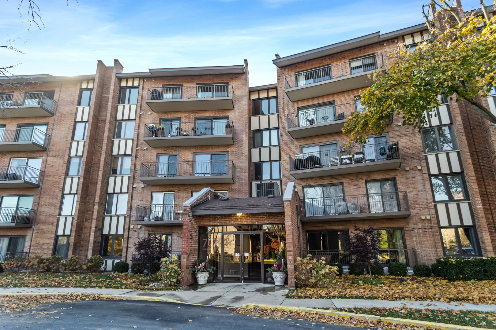 701 LAKE HINSDALE Drive #G-202, Willowbrook, IL 60527