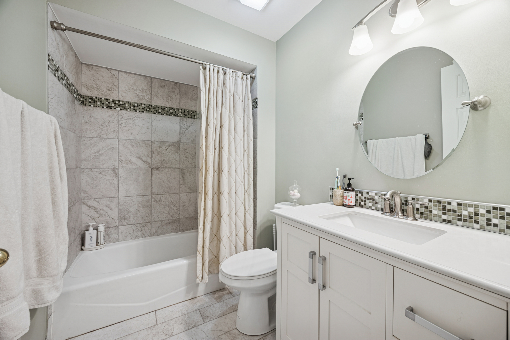 11152 Indian Woods Drive, Indian Head Park, IL 60525