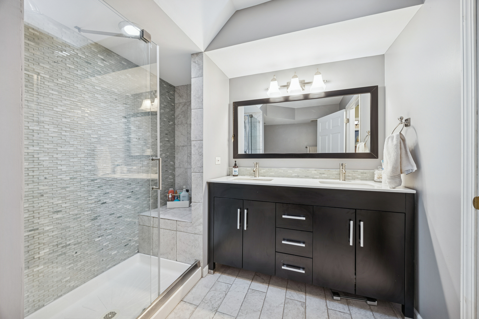 11152 Indian Woods Drive, Indian Head Park, IL 60525