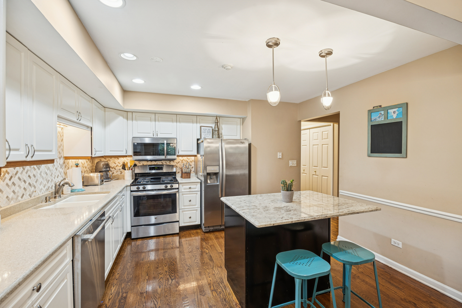 11152 Indian Woods Drive, Indian Head Park, IL 60525