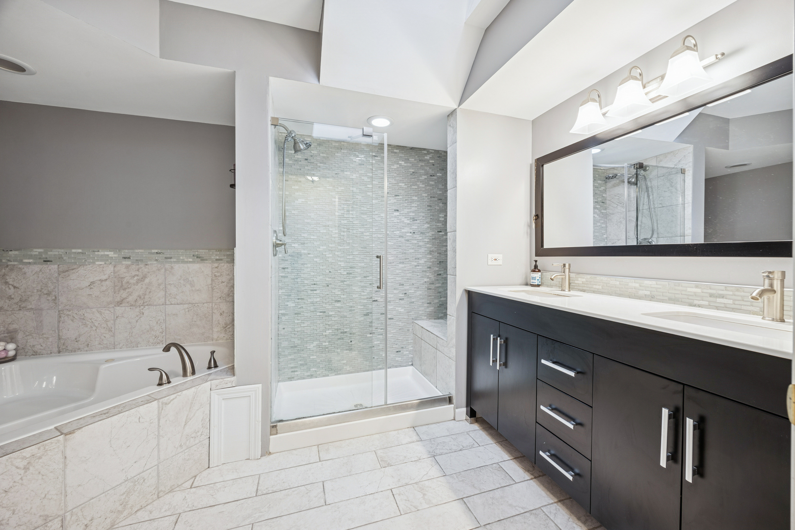 11152 Indian Woods Drive, Indian Head Park, IL 60525