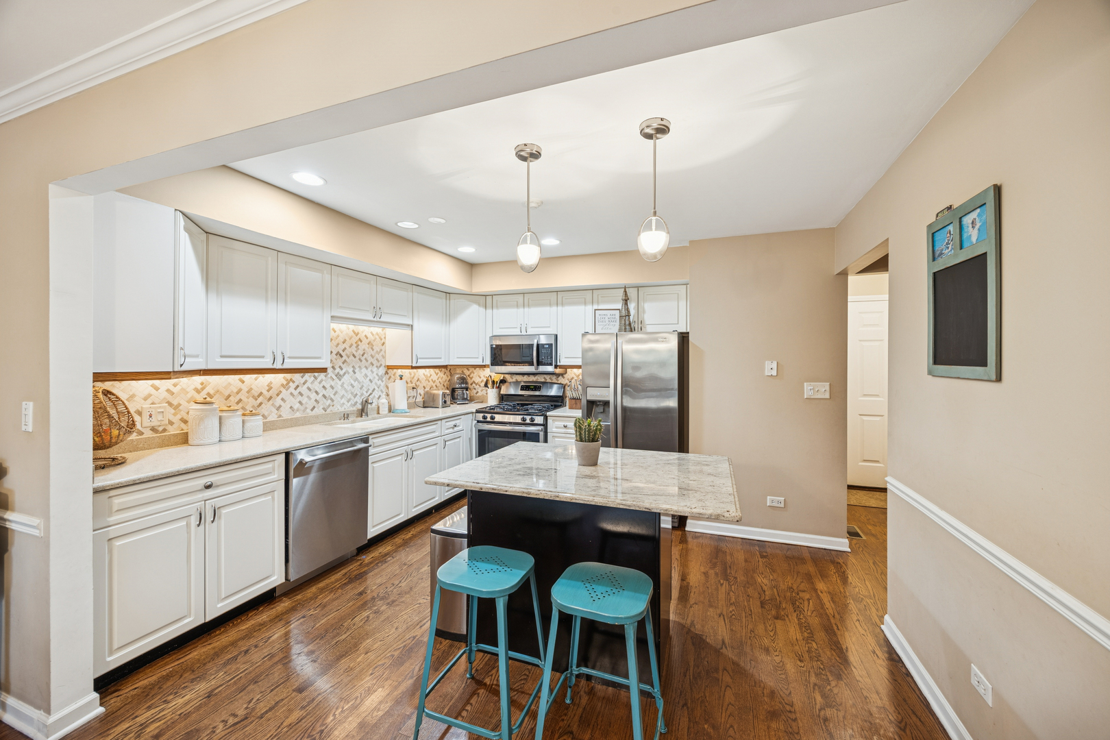 11152 Indian Woods Drive, Indian Head Park, IL 60525