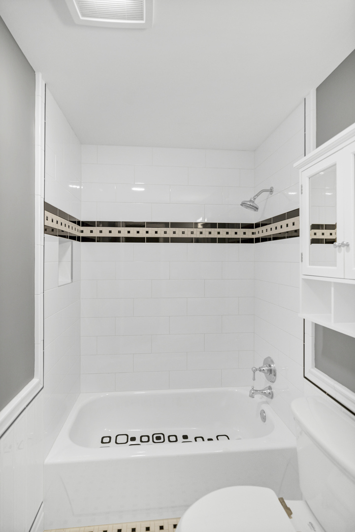 23 Glencoe Court #202-B, Naperville, IL 60565