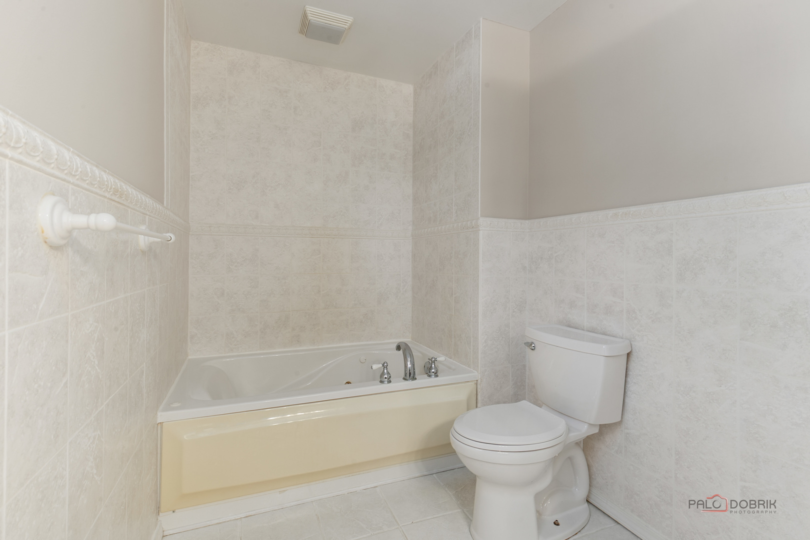 186 N Crooked Lake Lane, Lindenhurst, IL 60046