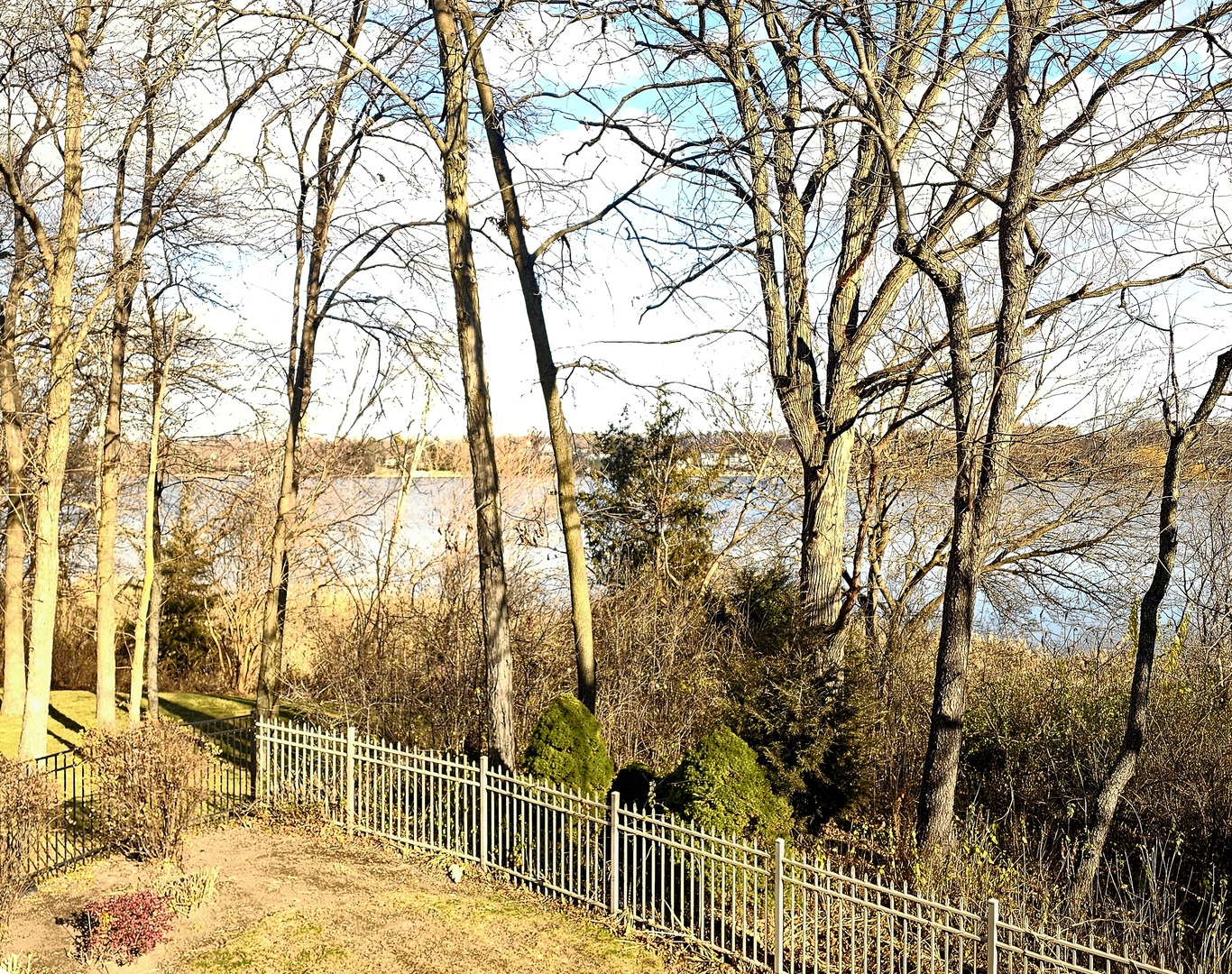 186 N Crooked Lake Lane, Lindenhurst, IL 60046