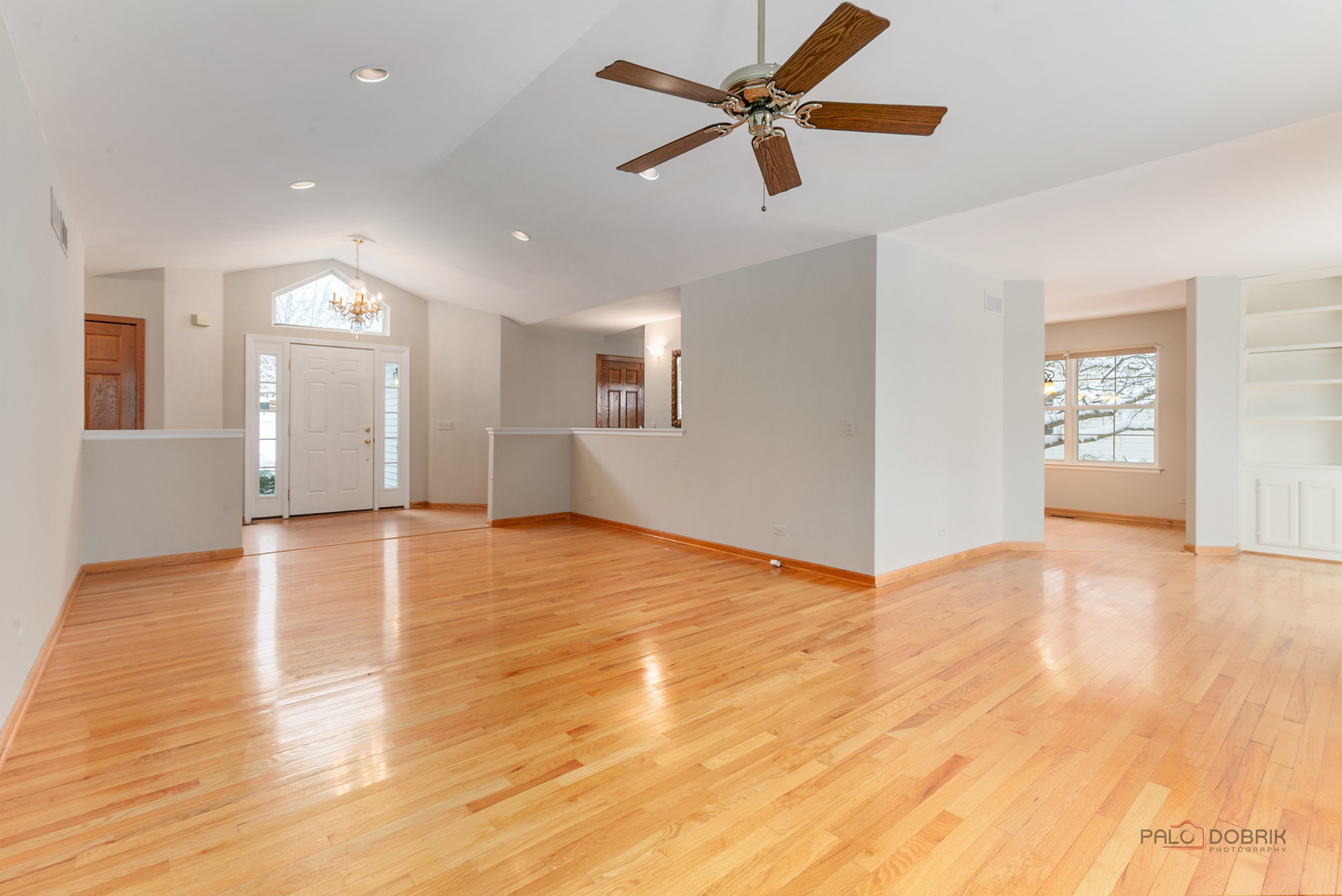 186 N Crooked Lake Lane, Lindenhurst, IL 60046