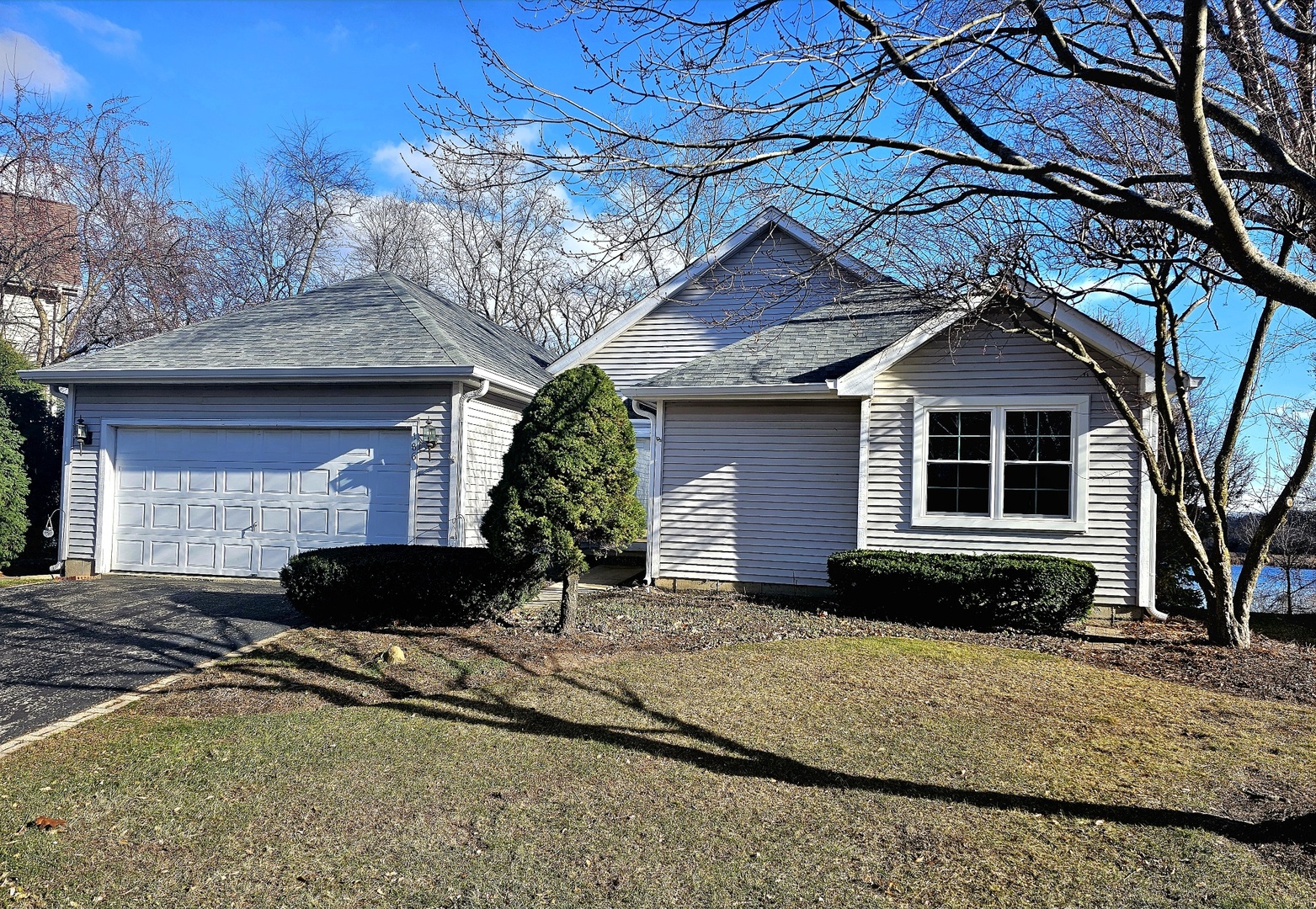 186 N Crooked Lake Lane, Lindenhurst, IL 60046