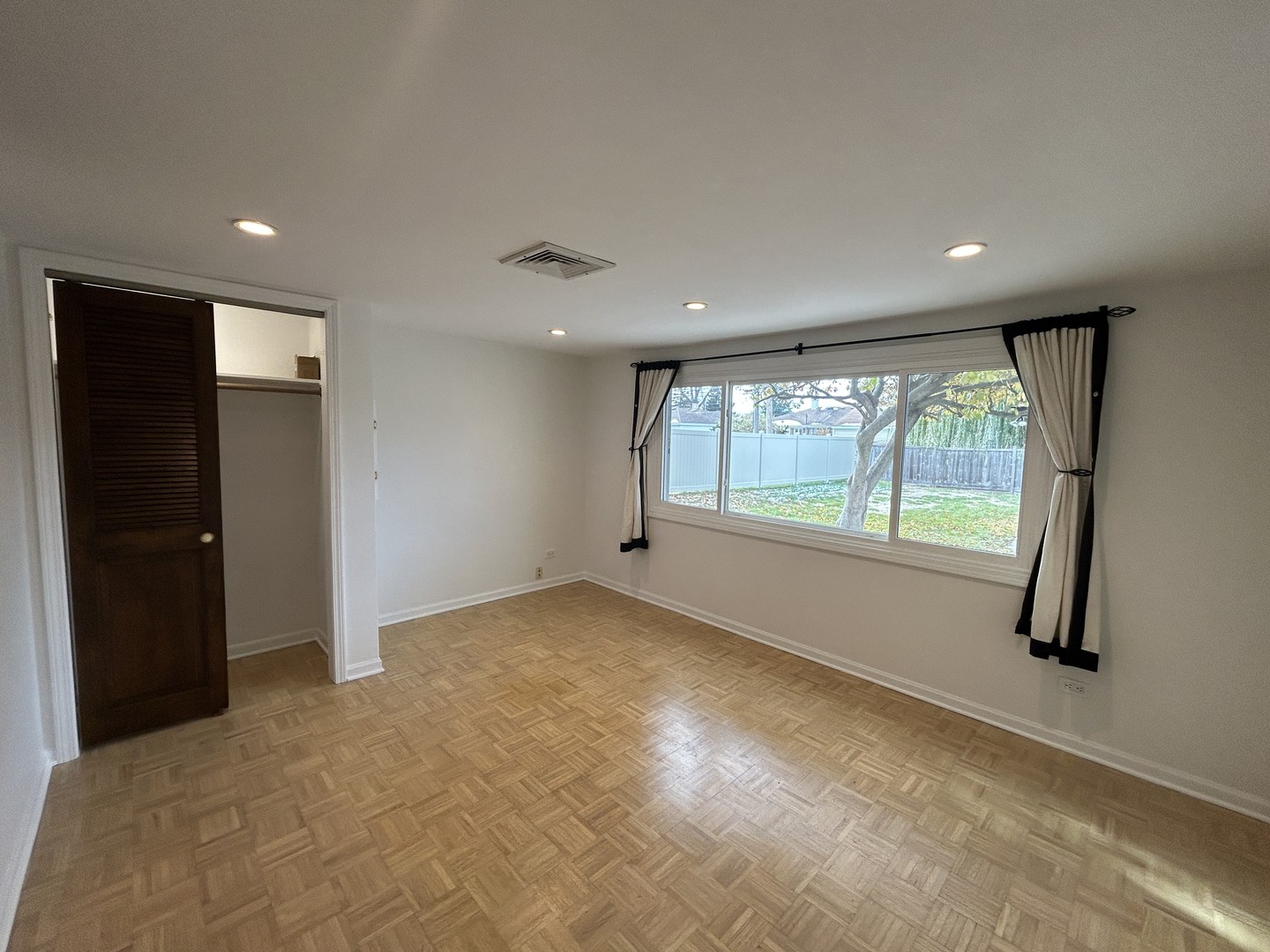 946 E Grant Drive, Des Plaines, IL 60016