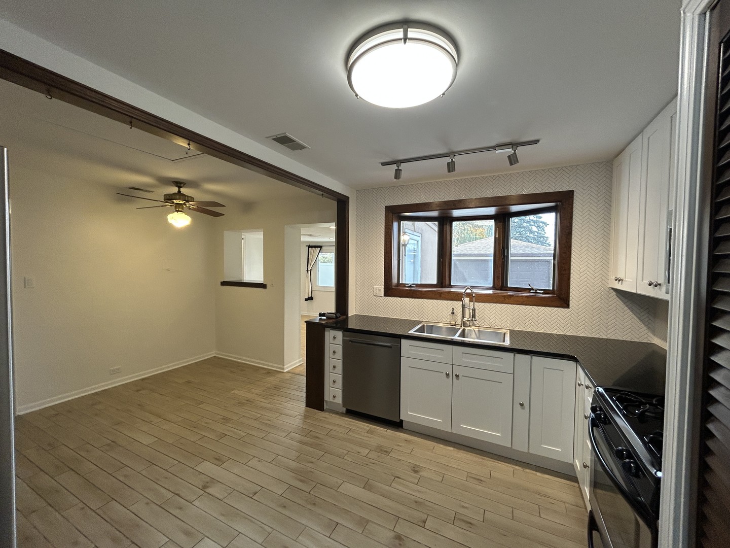 946 E Grant Drive, Des Plaines, IL 60016