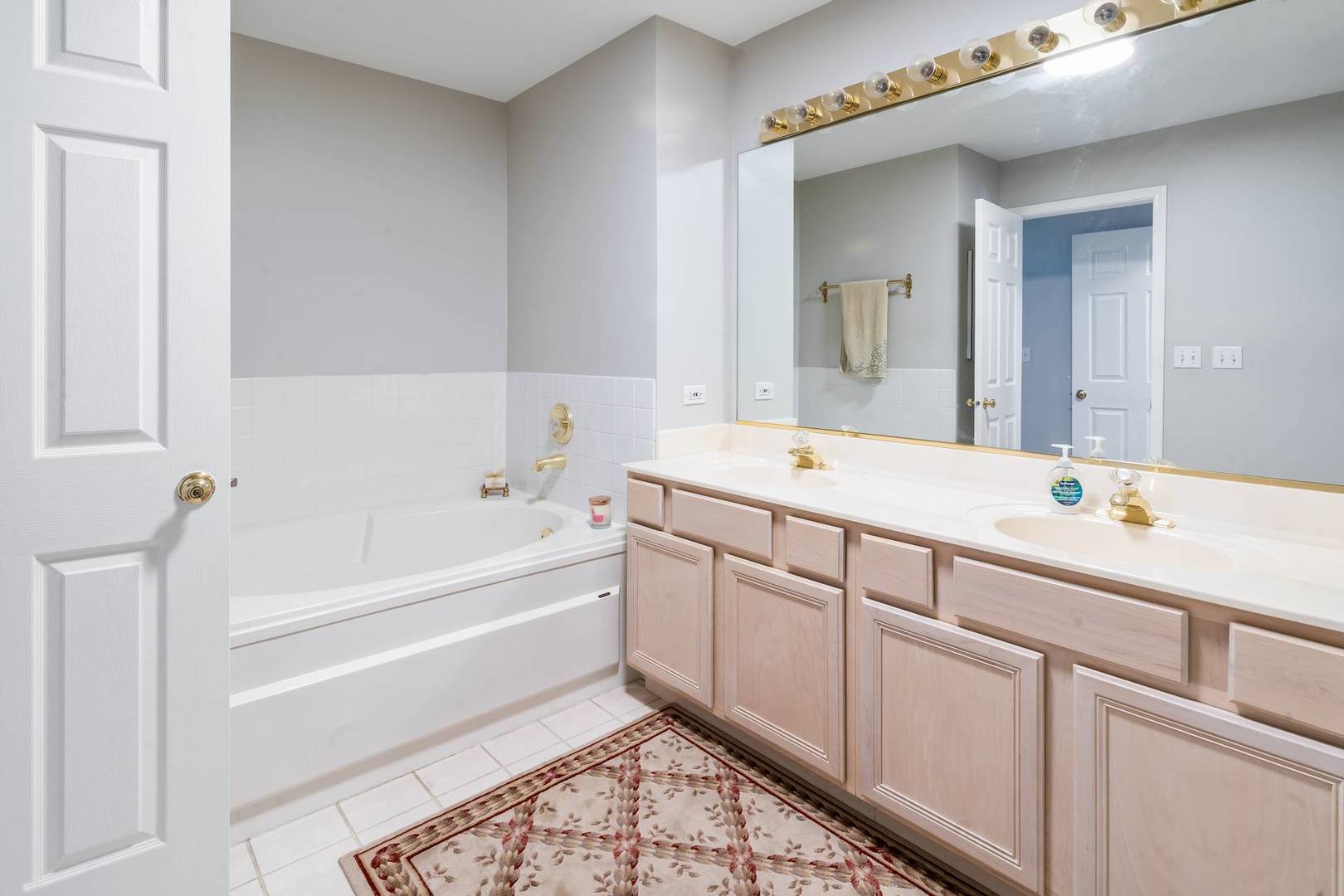 232 Manor Drive, Buffalo Grove, IL 60089