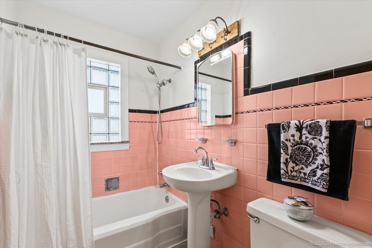 9524 S Francisco Avenue, Evergreen Park, IL 60805