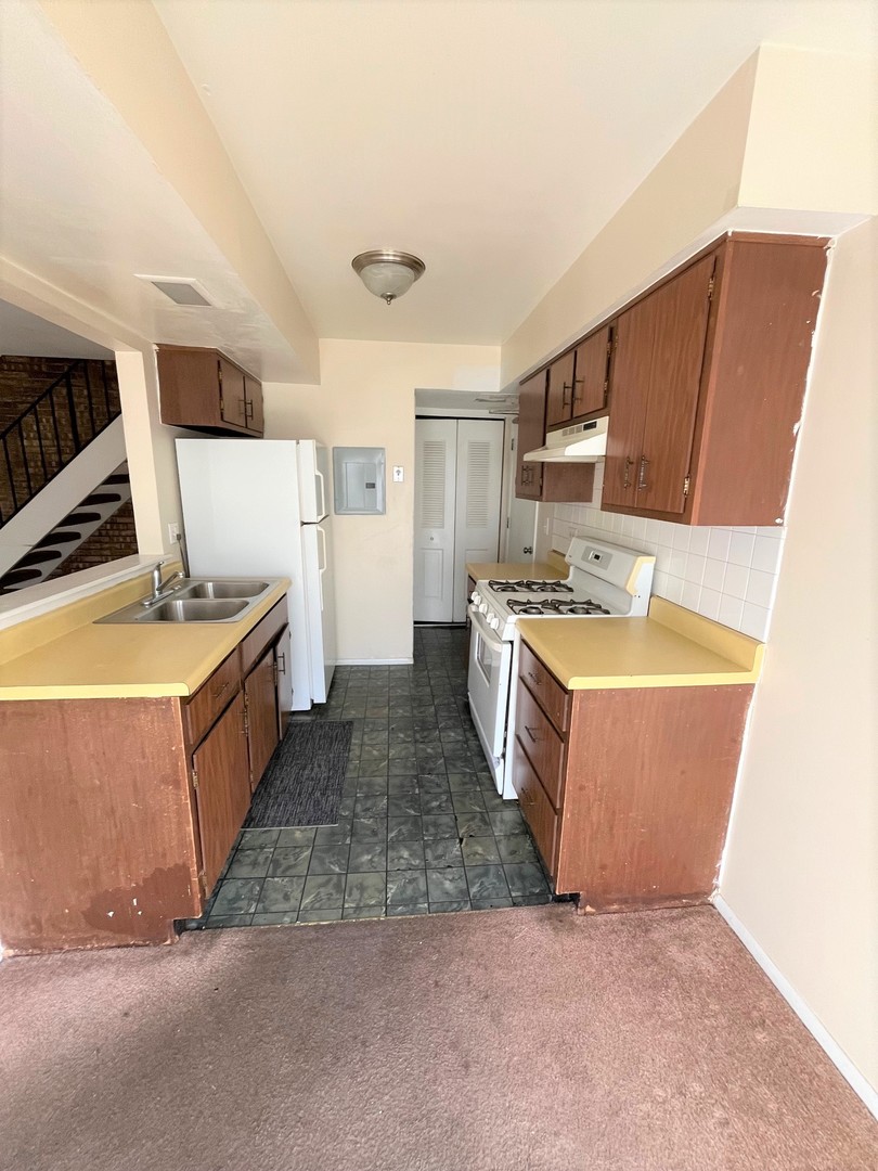 334 Joan Court #B, Bartlett, IL 60103