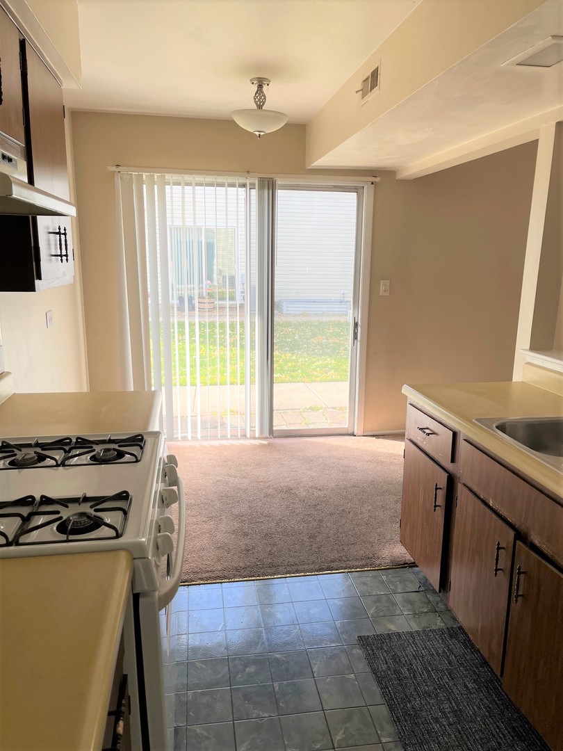 334 Joan Court #B, Bartlett, IL 60103