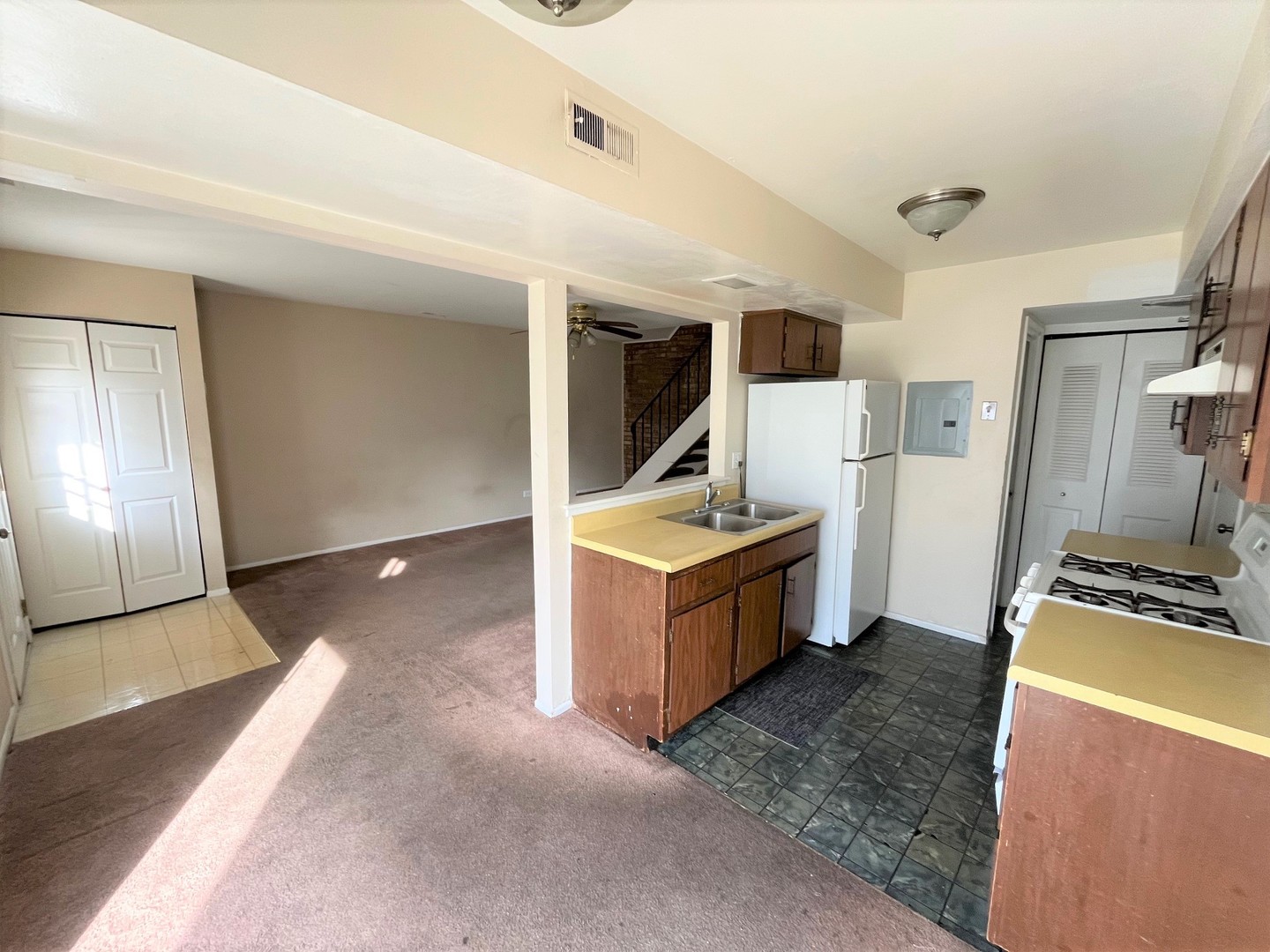 334 Joan Court #B, Bartlett, IL 60103