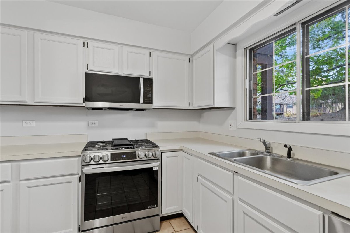 1601 Thames Court #A, Wheaton, IL 60189