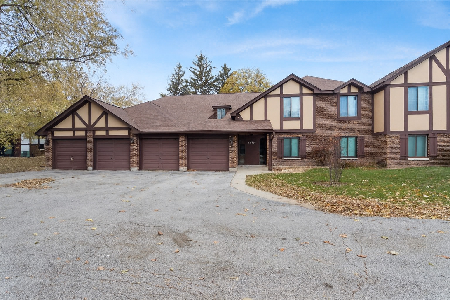 1601 Thames Court #A, Wheaton, IL 60189