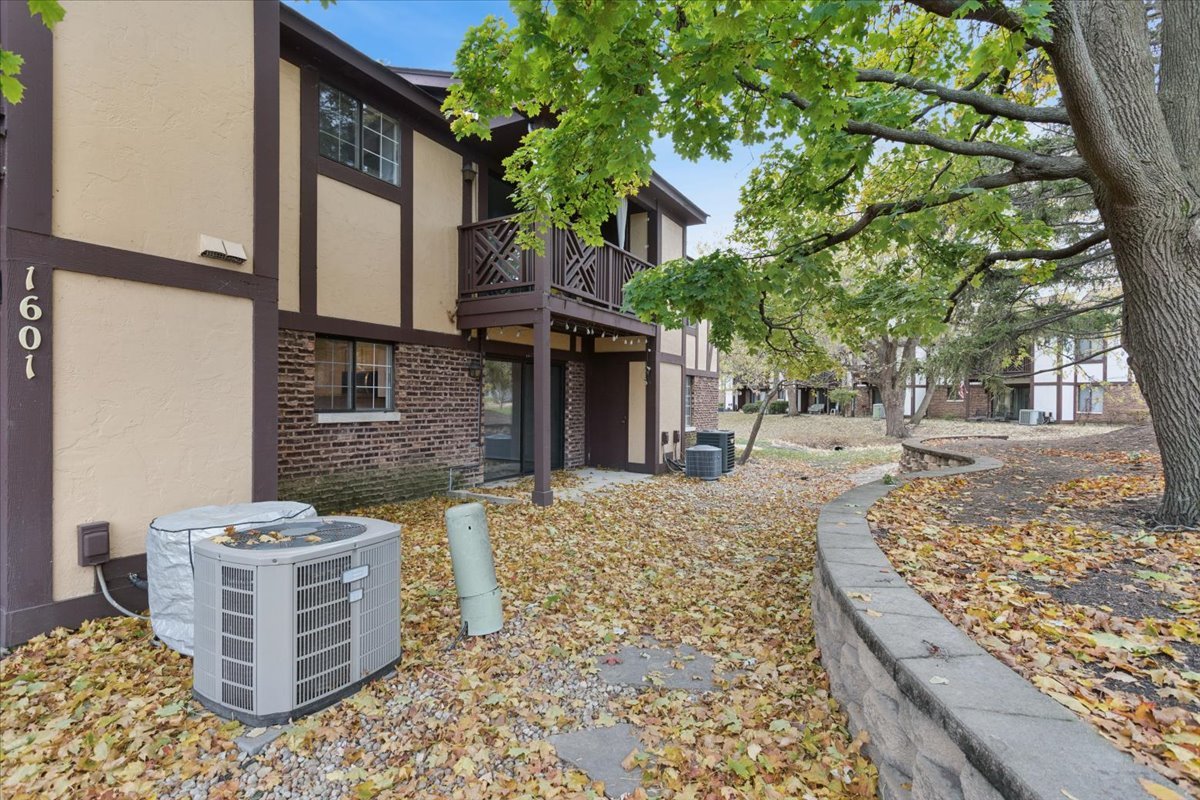 1601 Thames Court #A, Wheaton, IL 60189