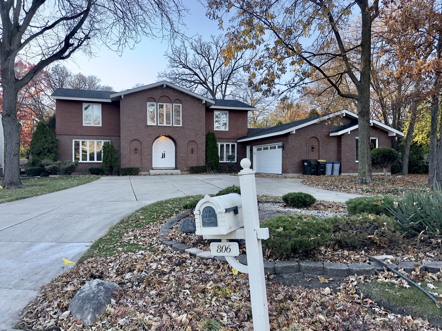 806 Wildwood Court, Oak Brook, IL 60523