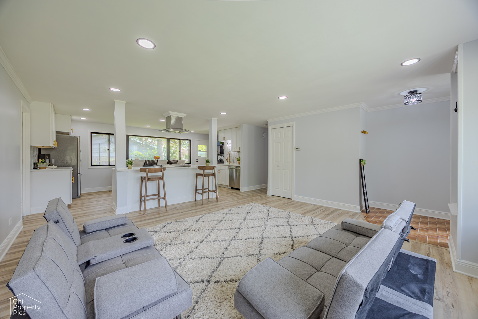 631 W Weathersfield Way, Schaumburg, IL 60193