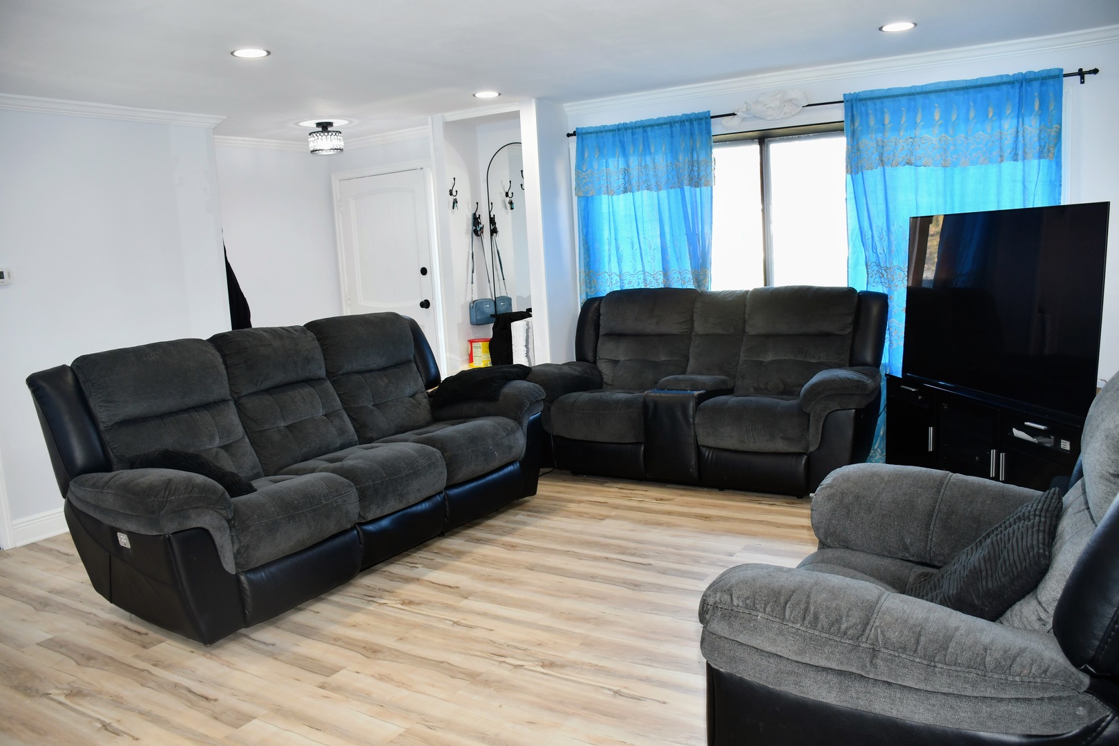 631 W Weathersfield Way, Schaumburg, IL 60193