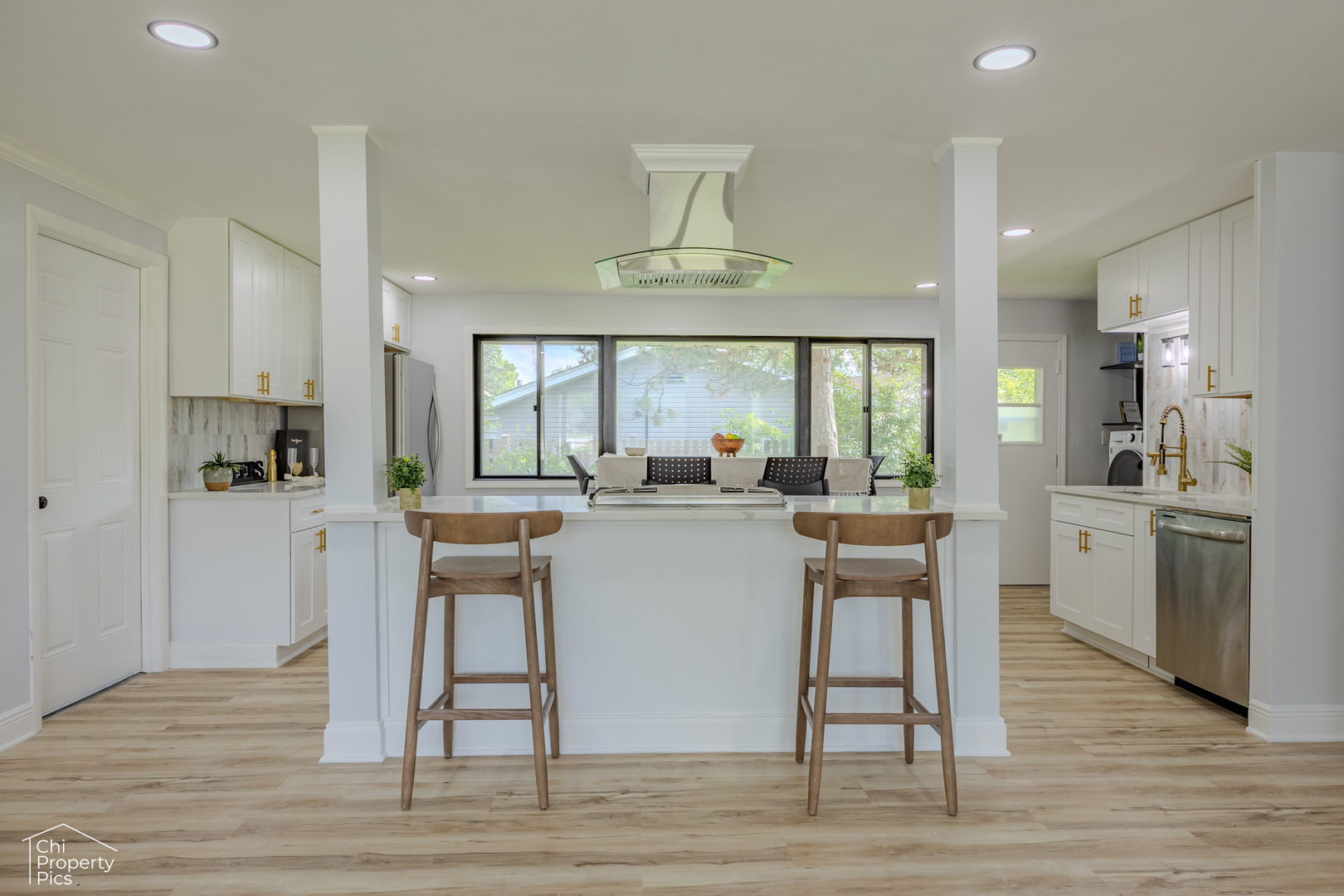 631 W Weathersfield Way, Schaumburg, IL 60193