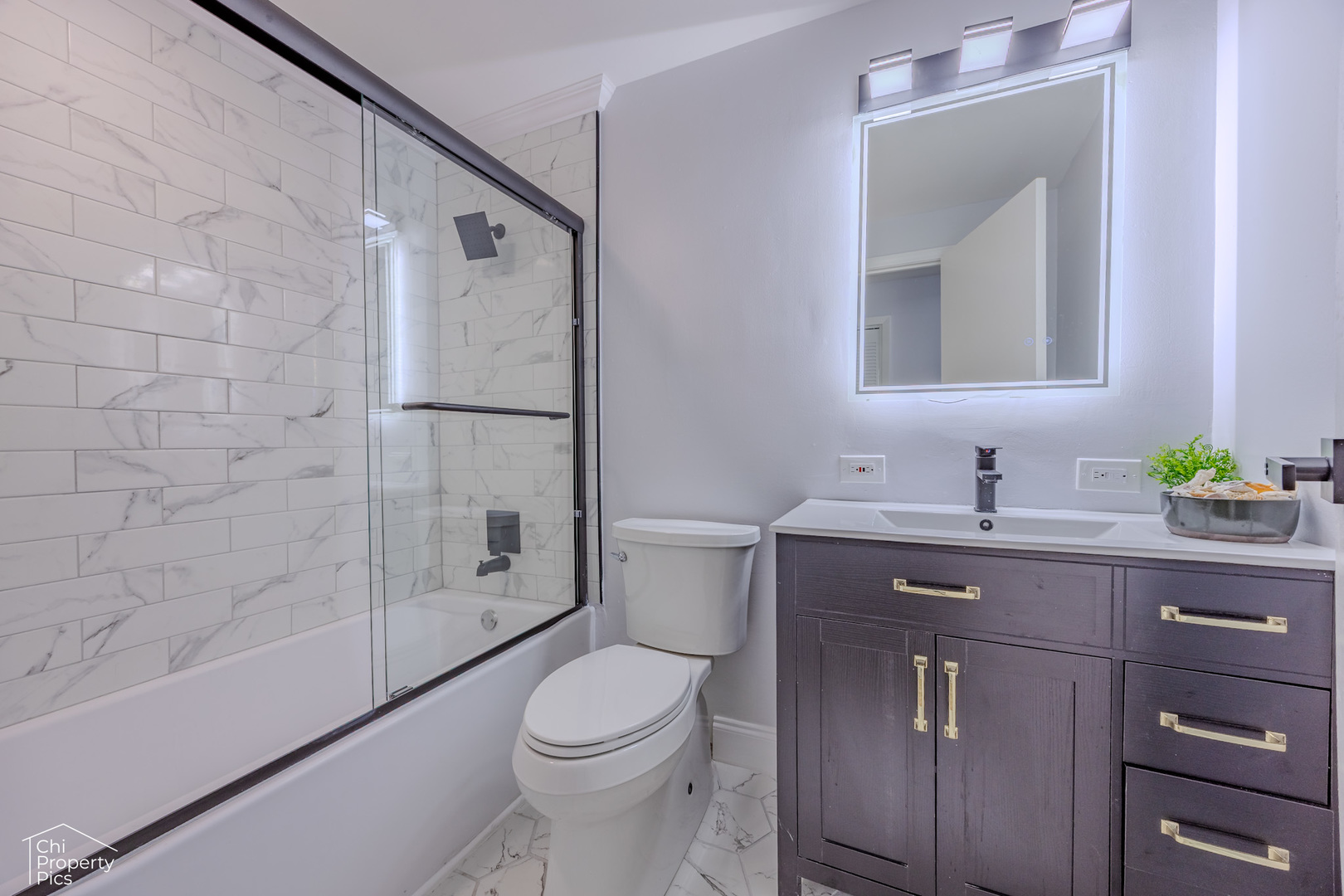 631 W Weathersfield Way, Schaumburg, IL 60193