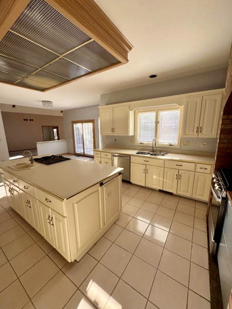 8S210 Stonehedge Court, Naperville, IL 60540