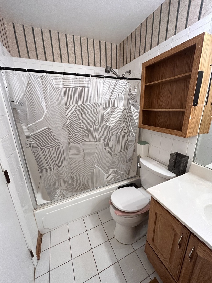 2S723 Winchester Circle #3, Warrenville, IL 60555