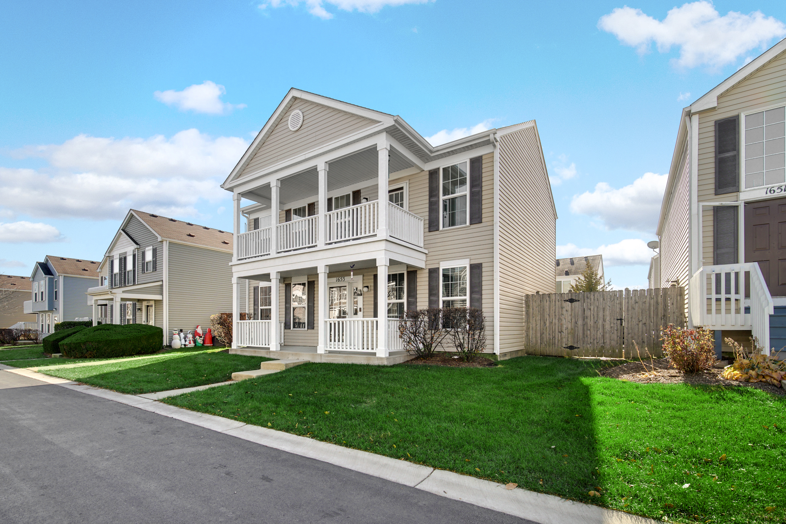 1653 Victoria Park Circle, Aurora, IL 60504