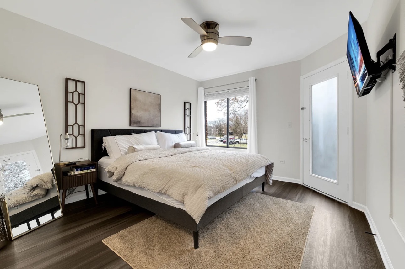 379 Sandhurst Circle #1, Glen Ellyn, IL 60137