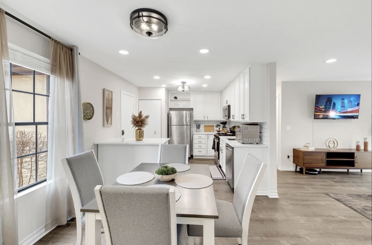 379 Sandhurst Circle #1, Glen Ellyn, IL 60137