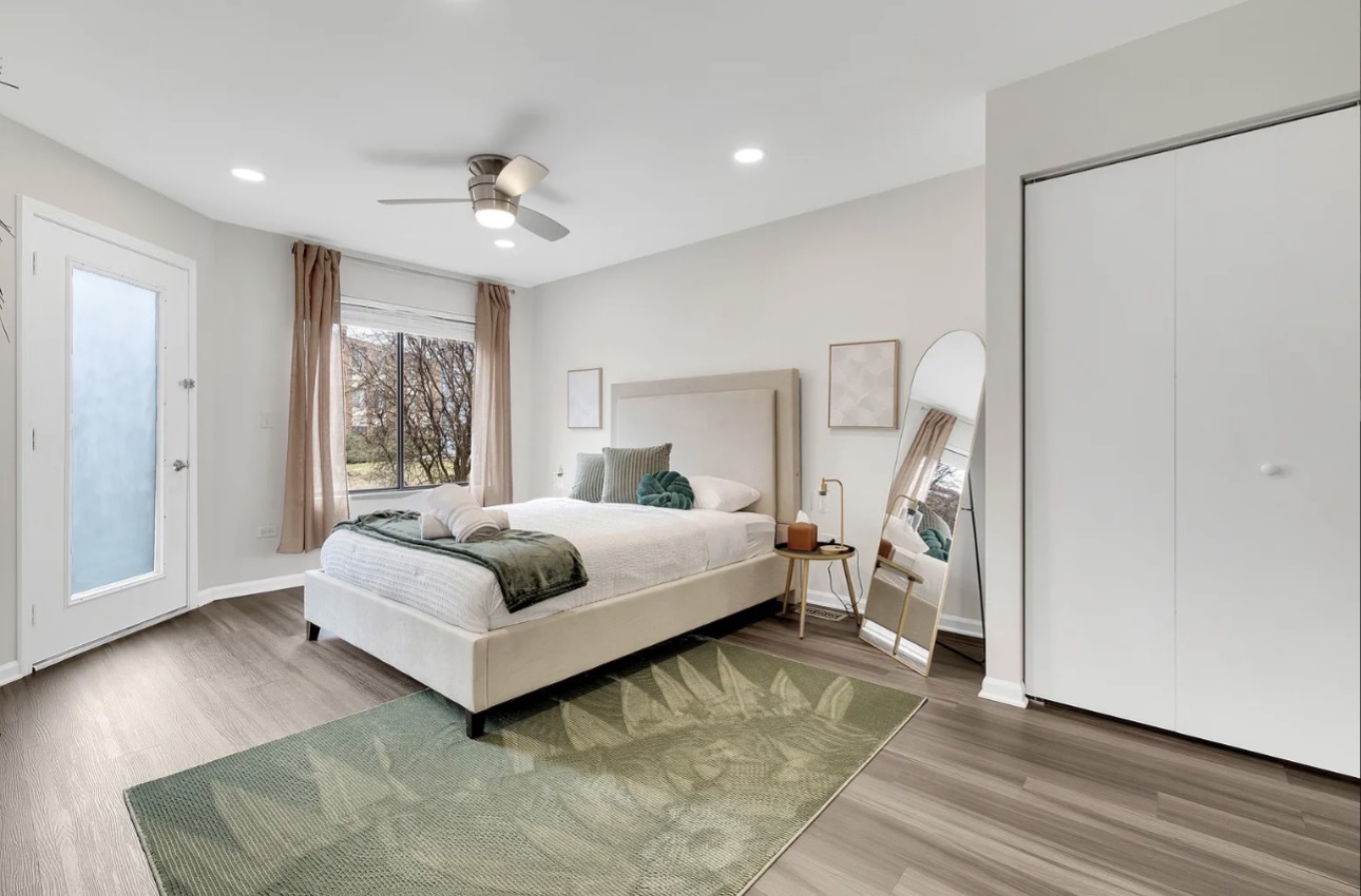 379 Sandhurst Circle #1, Glen Ellyn, IL 60137