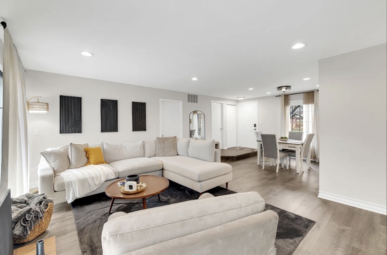 379 Sandhurst Circle #1, Glen Ellyn, IL 60137