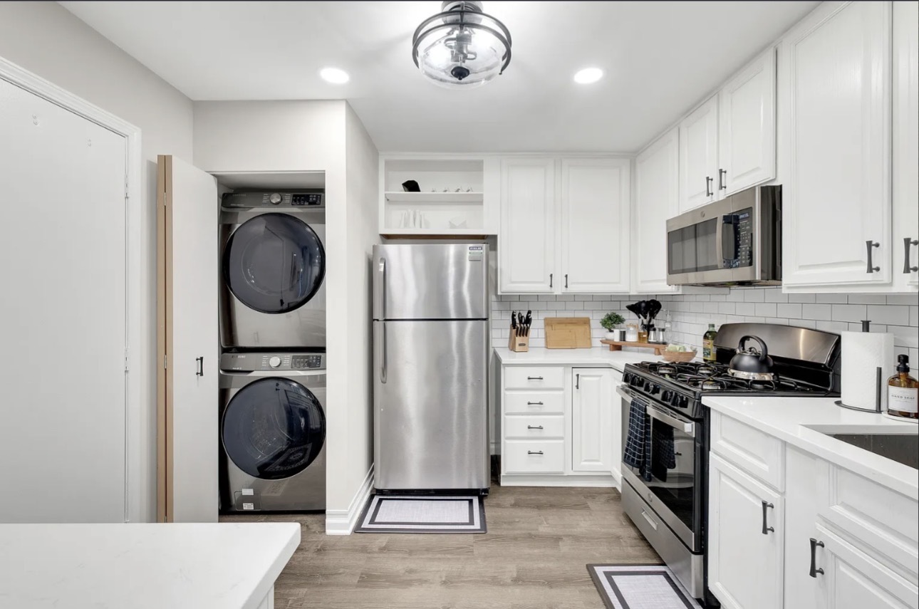 379 Sandhurst Circle #1, Glen Ellyn, IL 60137