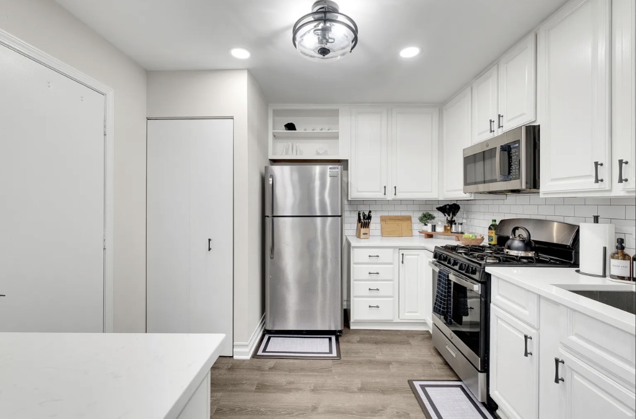 379 Sandhurst Circle #1, Glen Ellyn, IL 60137