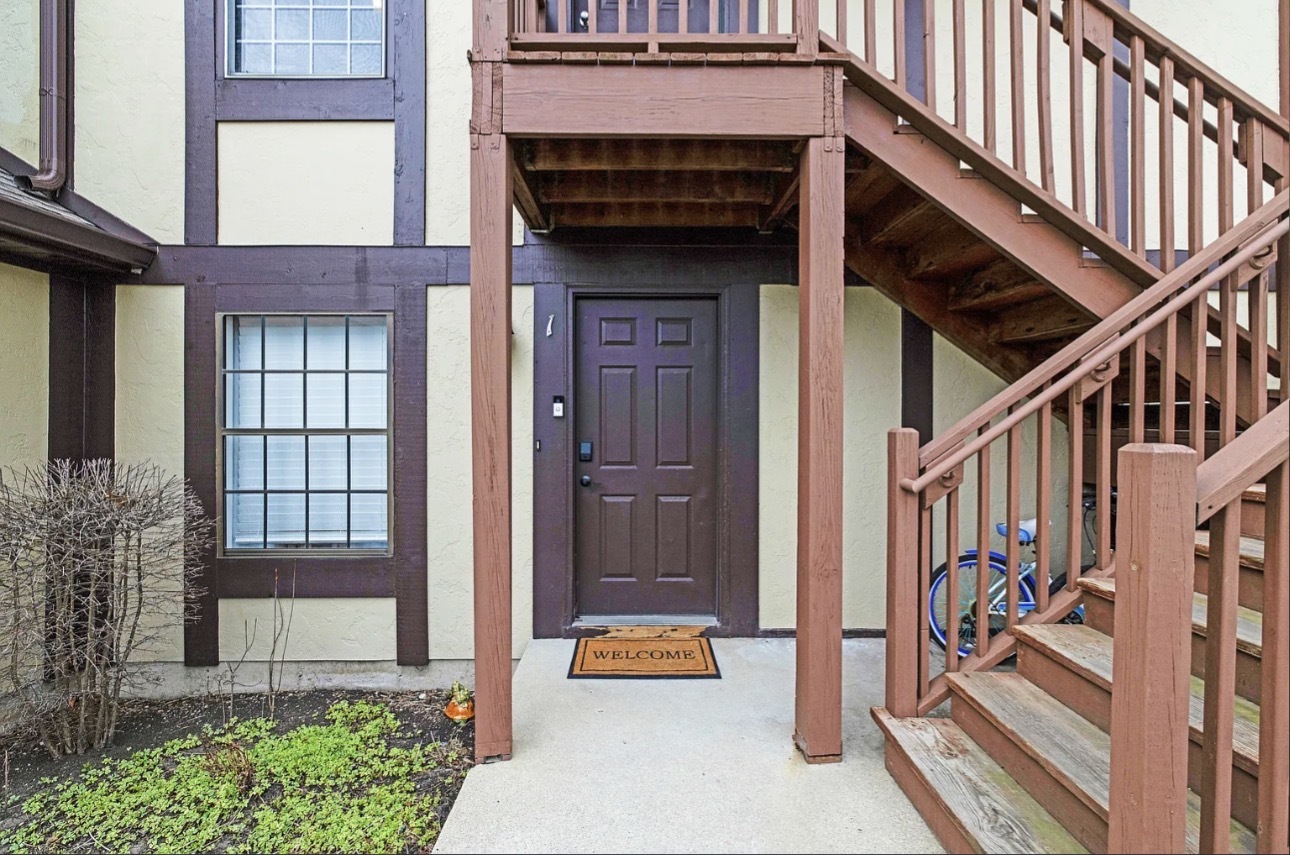 379 Sandhurst Circle #1, Glen Ellyn, IL 60137