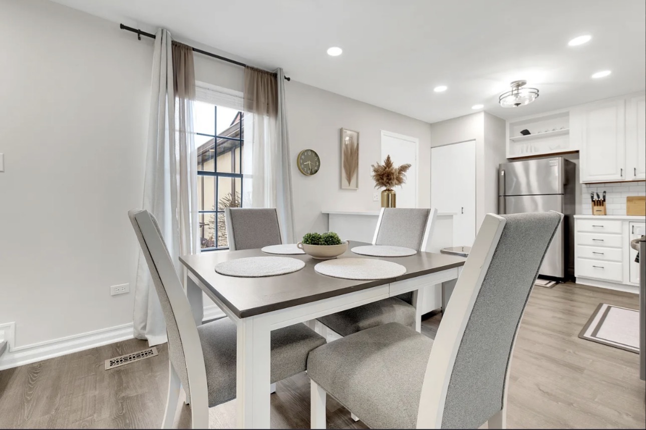 379 Sandhurst Circle #1, Glen Ellyn, IL 60137