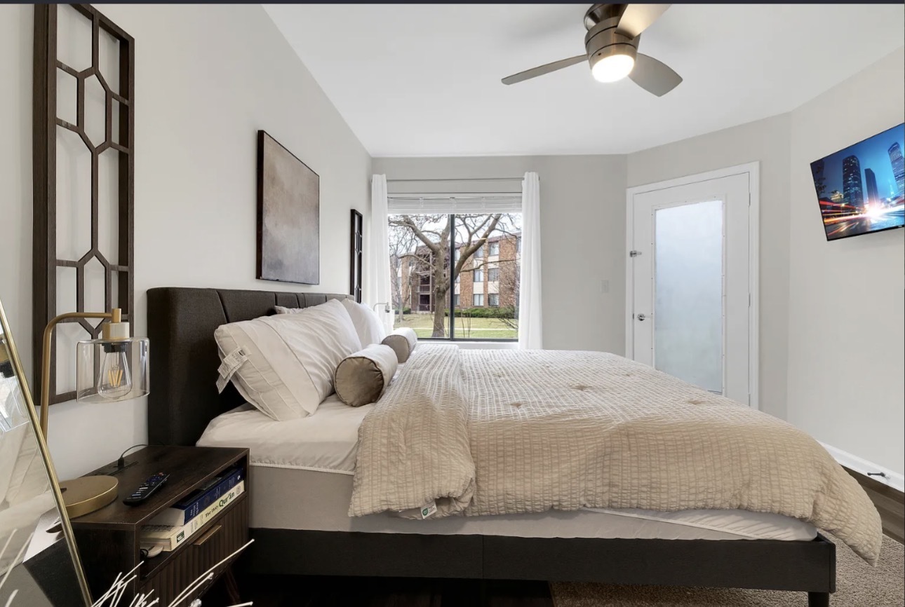 379 Sandhurst Circle #1, Glen Ellyn, IL 60137