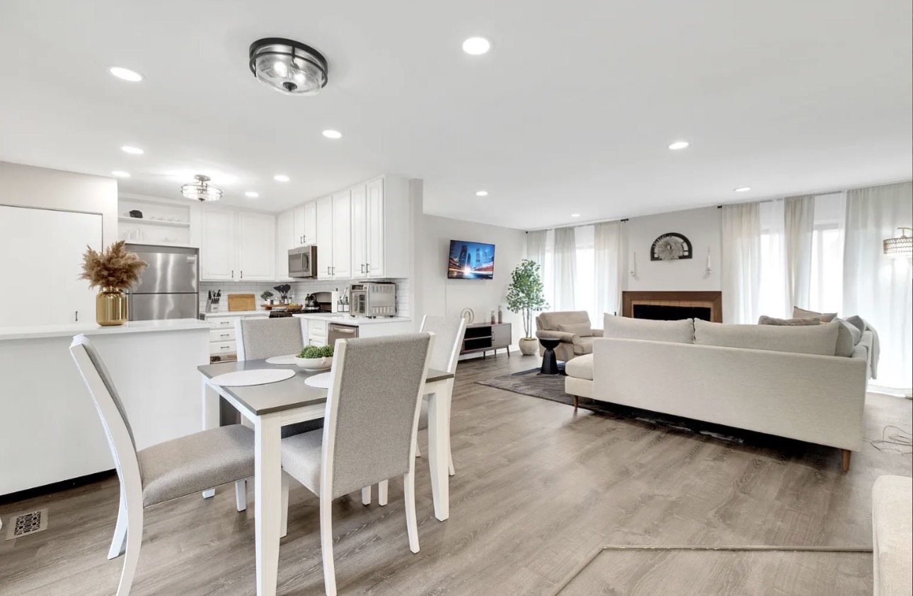 379 Sandhurst Circle #1, Glen Ellyn, IL 60137