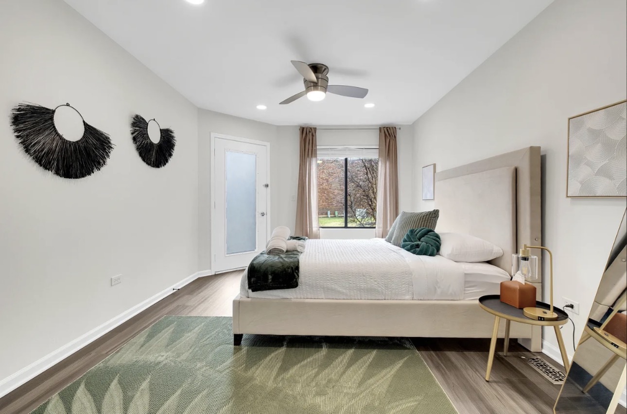 379 Sandhurst Circle #1, Glen Ellyn, IL 60137