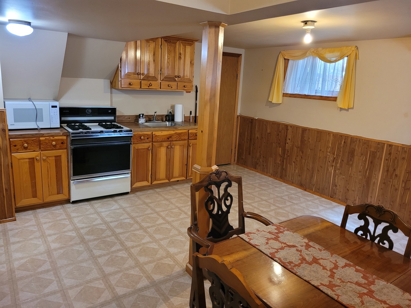 10025 S 87th Avenue, Palos Hills, IL 60465