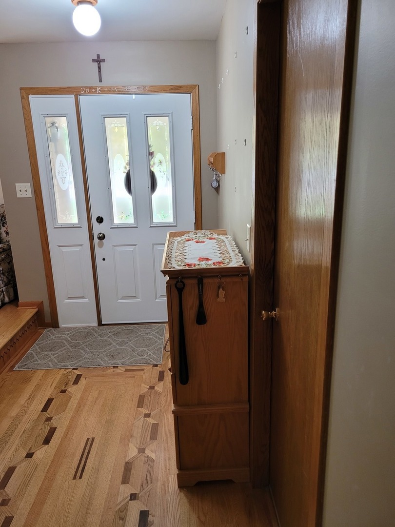 10025 S 87th Avenue, Palos Hills, IL 60465