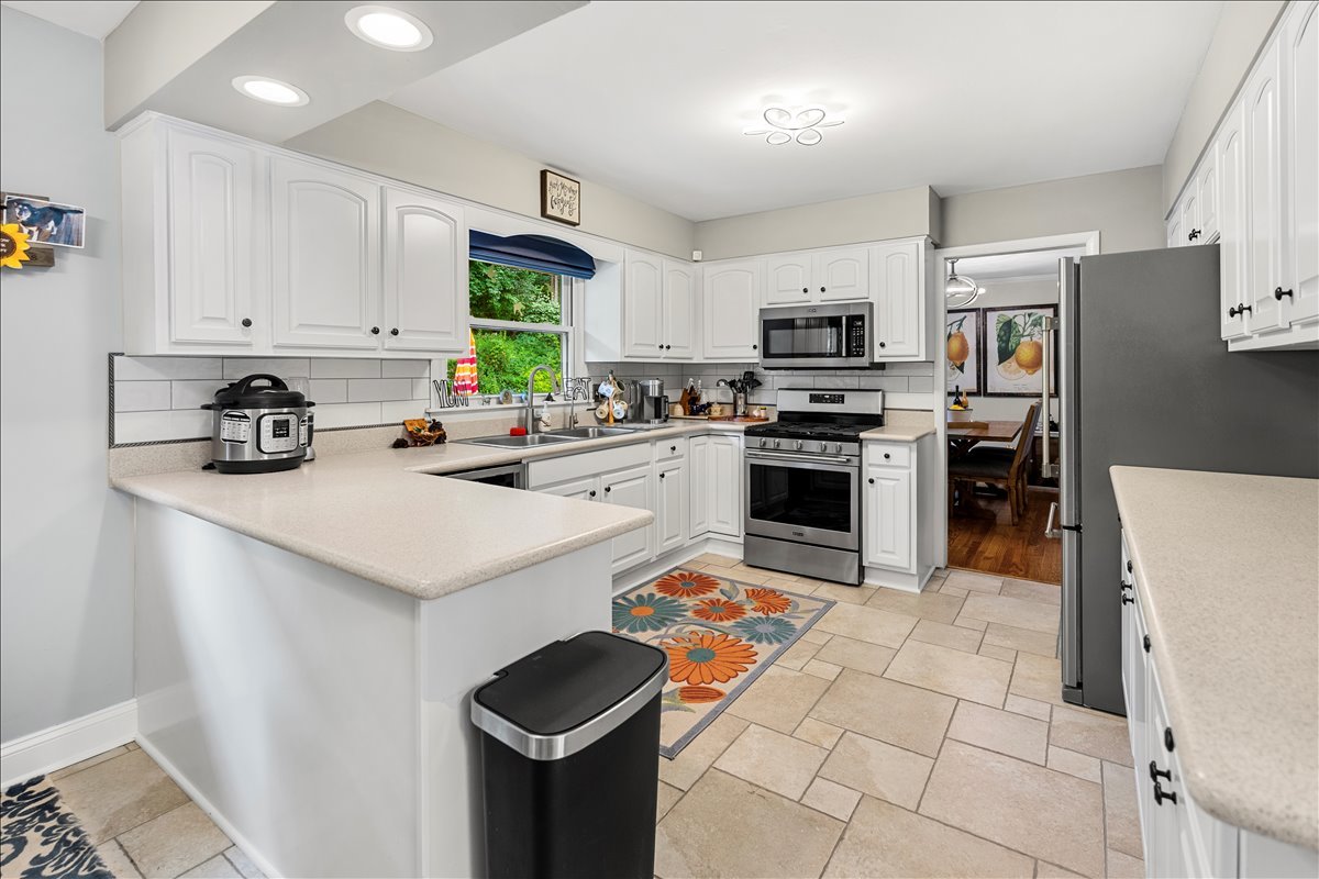 30 S WULFF Street, Cary, IL 60013