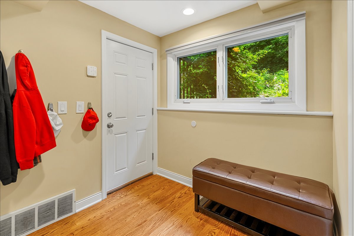 30 S WULFF Street, Cary, IL 60013