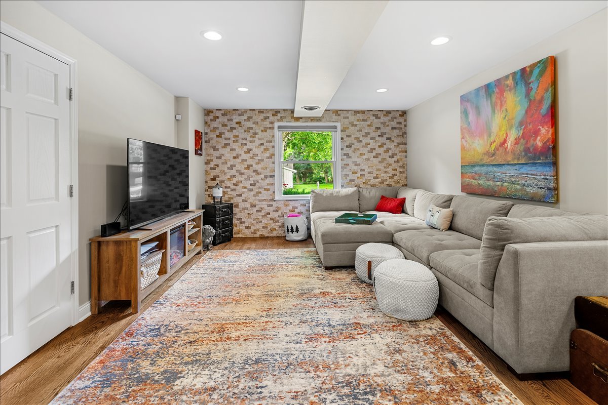 30 S WULFF Street, Cary, IL 60013