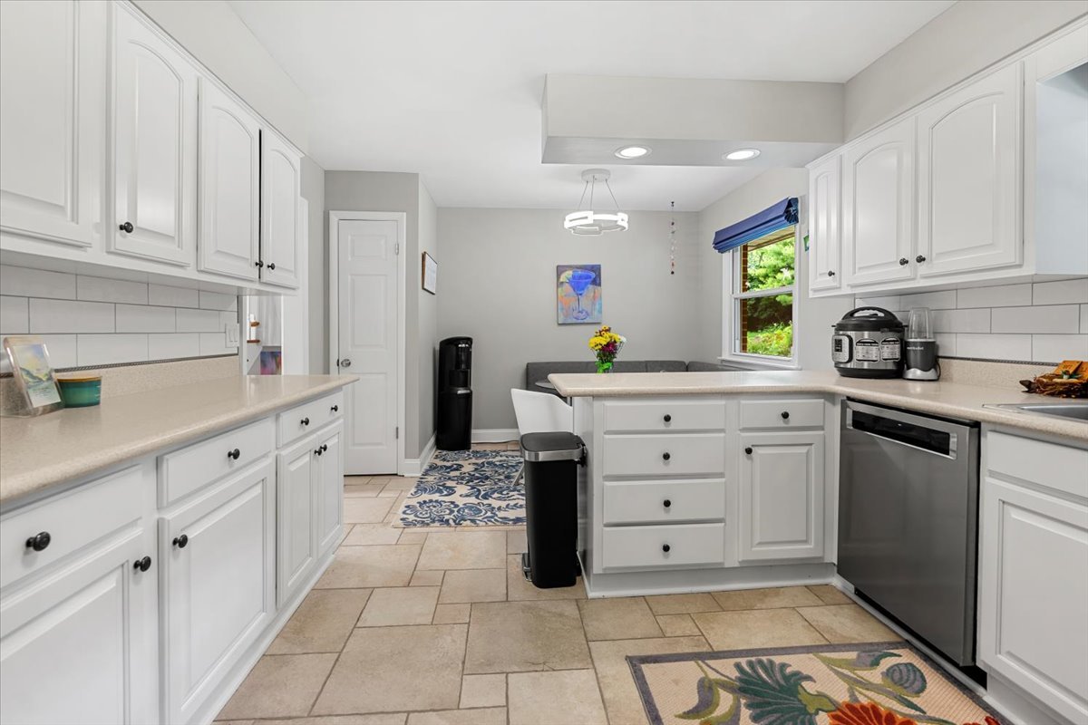 30 S WULFF Street, Cary, IL 60013