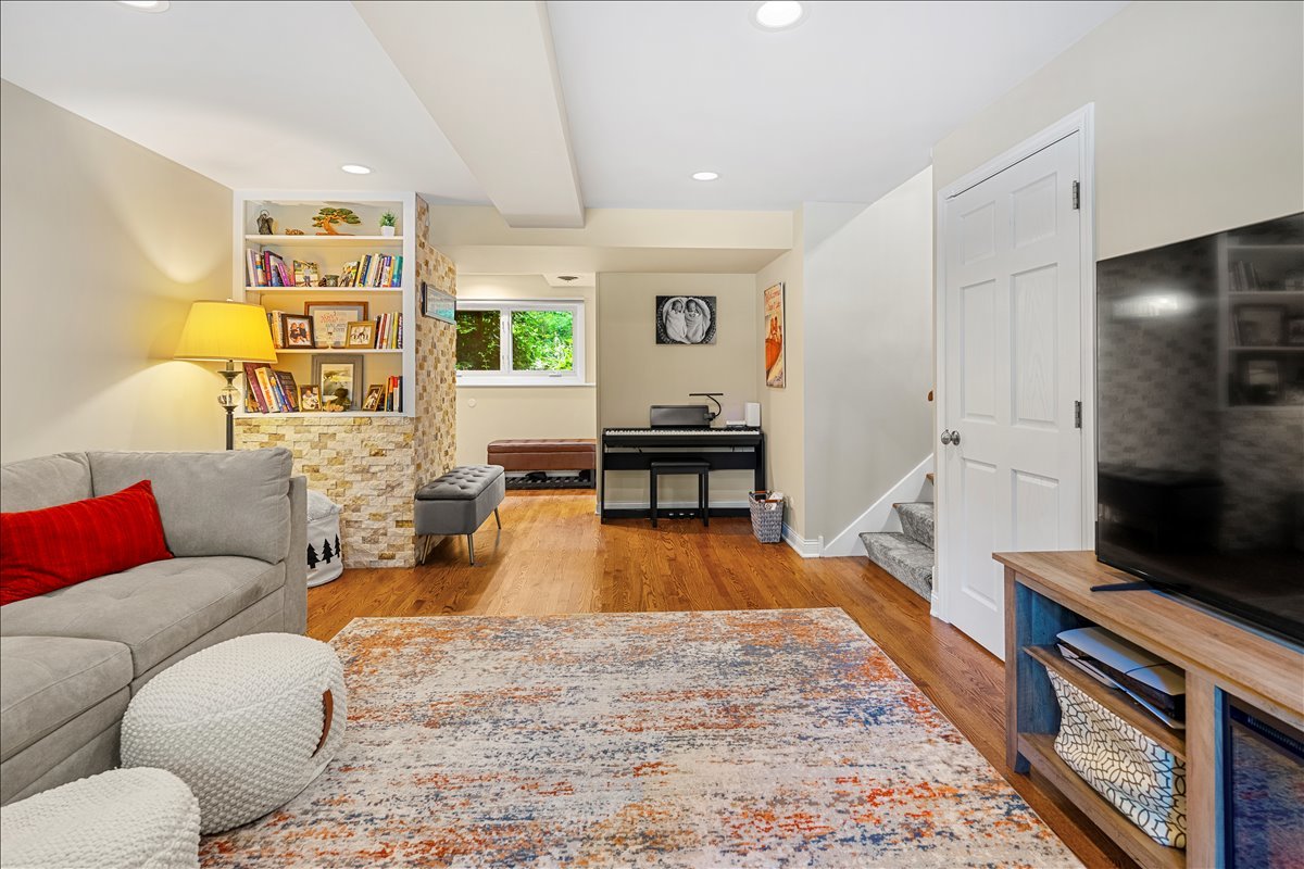 30 S WULFF Street, Cary, IL 60013