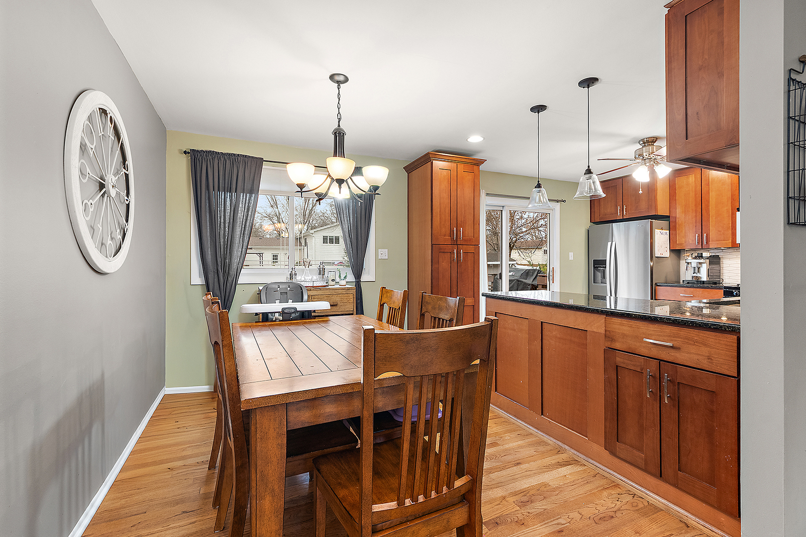 2231 S Bradford Drive, Wheaton, IL 60189